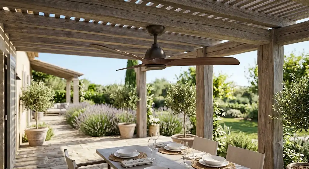 ventilateur de plafond terrasse couverte en bois au design moderne et épuré