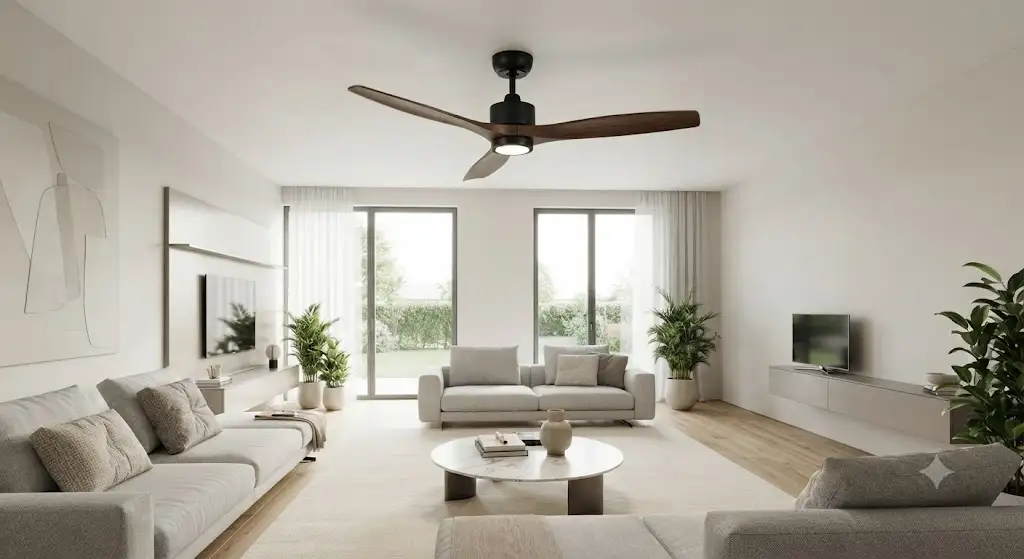 Elegante ventilatore a soffitto con motore DC installato in un luminoso soggiorno moderno