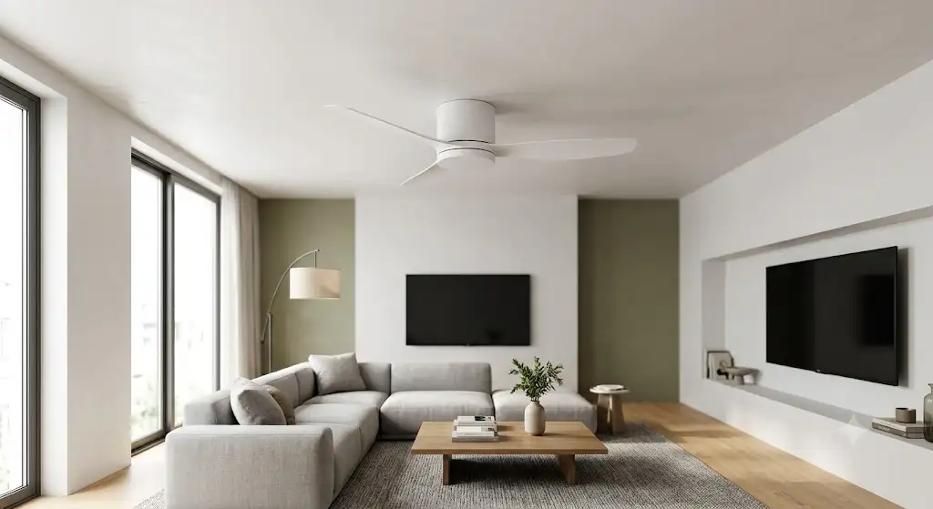 Ventilateur plafonnier ultra plat blanc installé dans un salon contemporain au plafond bas