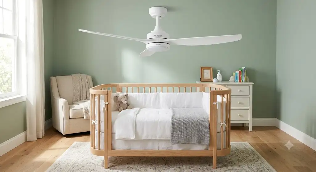Ventilateur de plafond silencieux avec moteur DC installé au-dessus d'un berceau en bois dans une chambre de bébé. (ventilateur plafond chambre bebe)